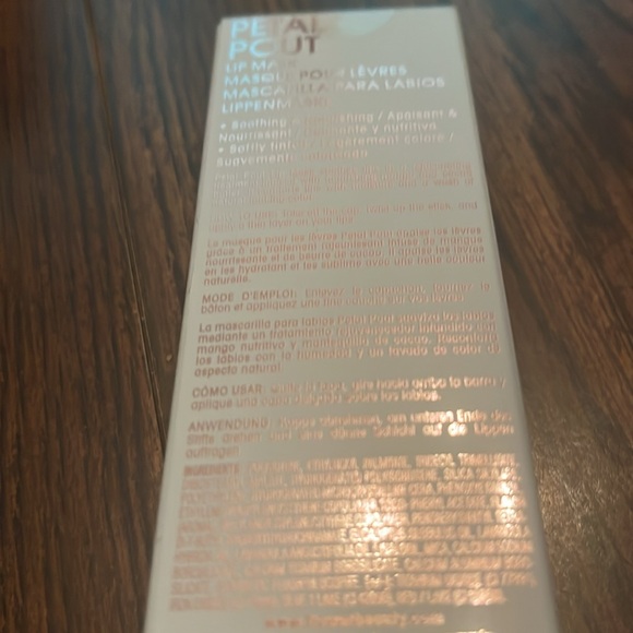 Flower petal pout lip mask brand new - Picture 3 of 4